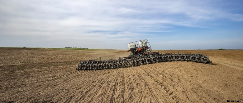 The new Fendt Momentum planter is equipped with a vertical contouring toolbar